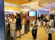 Programa Estadual de Transplante atrai curiosos em estande durante congresso