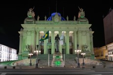 Palácio Tiradentes é iluminado em homenagem ao mês de conscientização da doação de órgãos e tecidos.